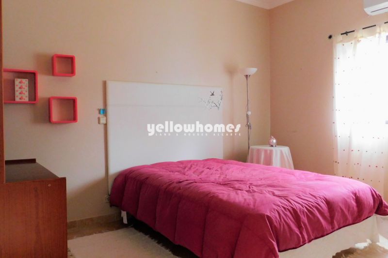 Espaçosa moradia V4 com grande terreno e muito potencial perto de Boliqueime